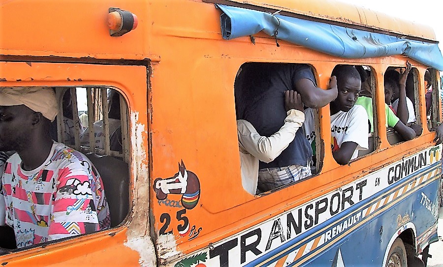 セネガルのカラフルな乗り合いバス